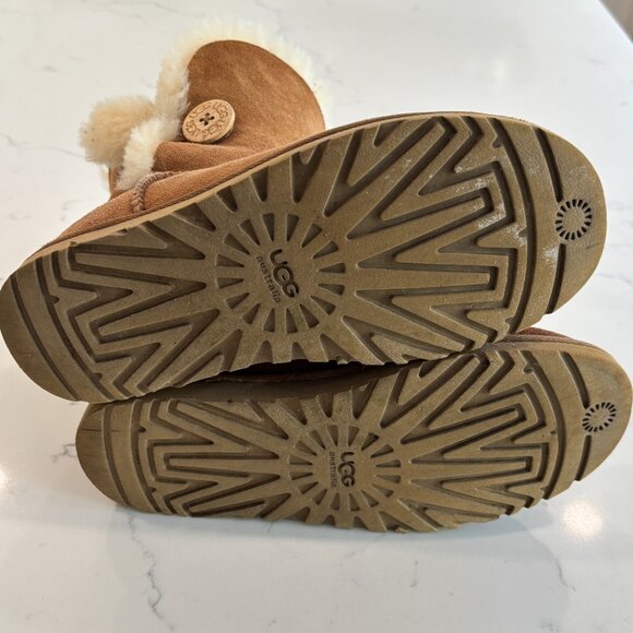 UGG Women's Bailey Button II Boot Chestnut Size 7 - Picture 3 of 8